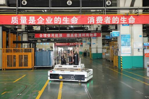 (图为格力生产车间内部的质量标语)